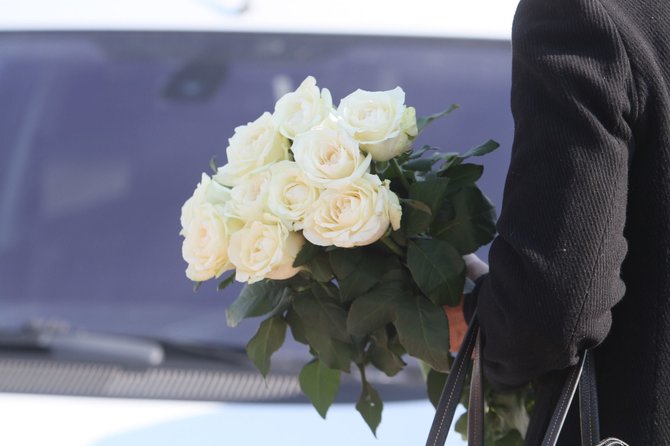Alvydo Januševičiaus nuotr./Raudanti Plungė gedulą puošia baltų rožių žiedais