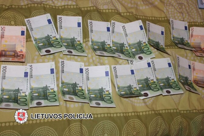 Telšių policijos nuotr./Nepavykęs narkotikų perdavimas stiklainyje baigėsi akistata su pareigūnais