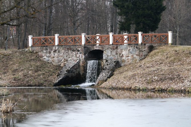 Alvydo Januševičiaus nuotr./Plungės dvaro pašonėje lietuviškas „tadžmahalas“ skaičiuoja laiką