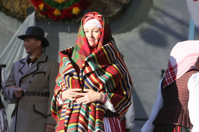 Alvydo Januševičiaus nuotr./Šiauliuose „Saulės žiedo“ festivalis vainikuotas ode tautiniam kostiumui