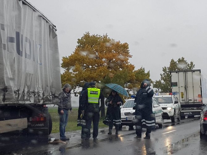 Netoli Kėdainių susidūrė vilkikas ir BMW