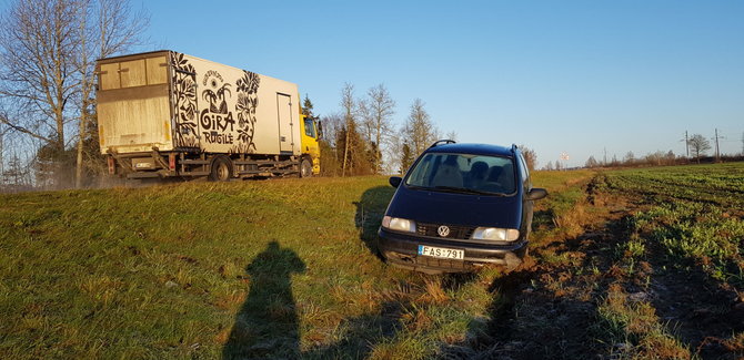 Automobiliai slydo nuo kelio