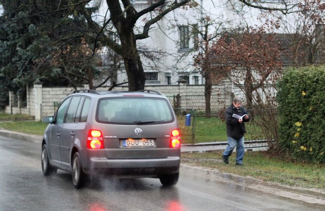 Alvydo Januševičiaus nuotr./Pavojingos gatvės be šaligatvių