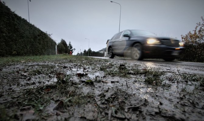 Alvydo Januševičiaus nuotr./Pavojingos gatvės be šaligatvių