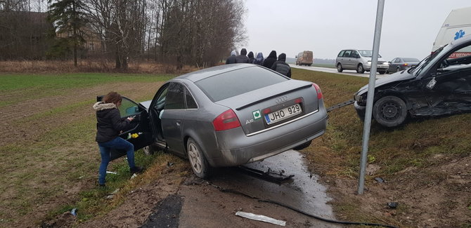 Alvydo Januševičiaus / 15min nuotr./BMW ir „Audi“ avarija prie Joniškio