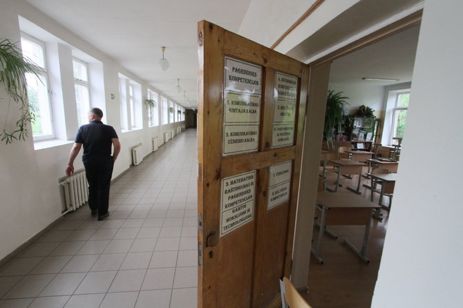 Alvydo Januševičiaus / 15min nuotr./Bazilionų mokykla virto ištisa biblioteka