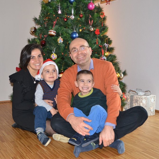 Asmeninio archyvo nuotr./Cristina Di Nezza ir Giangiacomo Guglielmini su vaikais Luca ir Marco