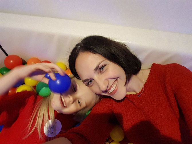 Asmeninio archyvo nuotr./Raimonda Mikalčiūtė-Urbonė su dukra Rusne