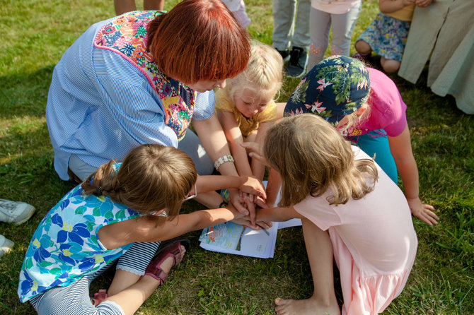 I.Juodytės („Mažųjų valdos“ archyvo) nuotr./Viktorijos Grigorjevos užsiėmimas su vaikais