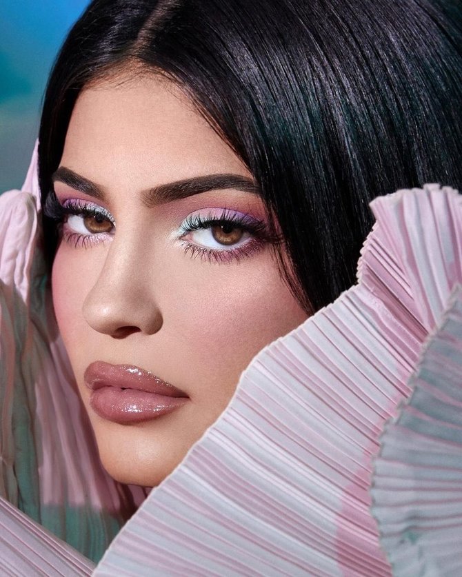 Vida Press nuotr./Kylie Jenner, „KYLIE X BALMAIN“ makiažo spalvų paletė