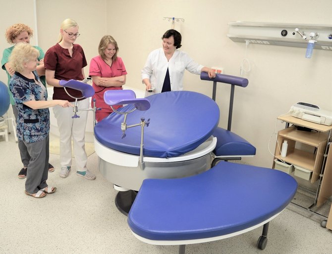 LSMU Kauno ligoninės nuotr./Apvali daugiafunkcinė lova, leidžianti pacientei pasirinkti patogiausią gimdymo padėtį