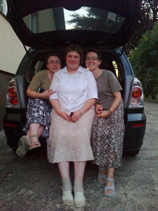 Asmeninio archyvo nuotr./Jolita Šarkaitė (viduryje) su seserimis