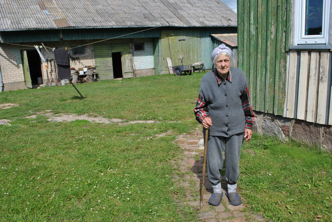 S.Galdikaitės nuotr./J.Milašienė šalia savo namų