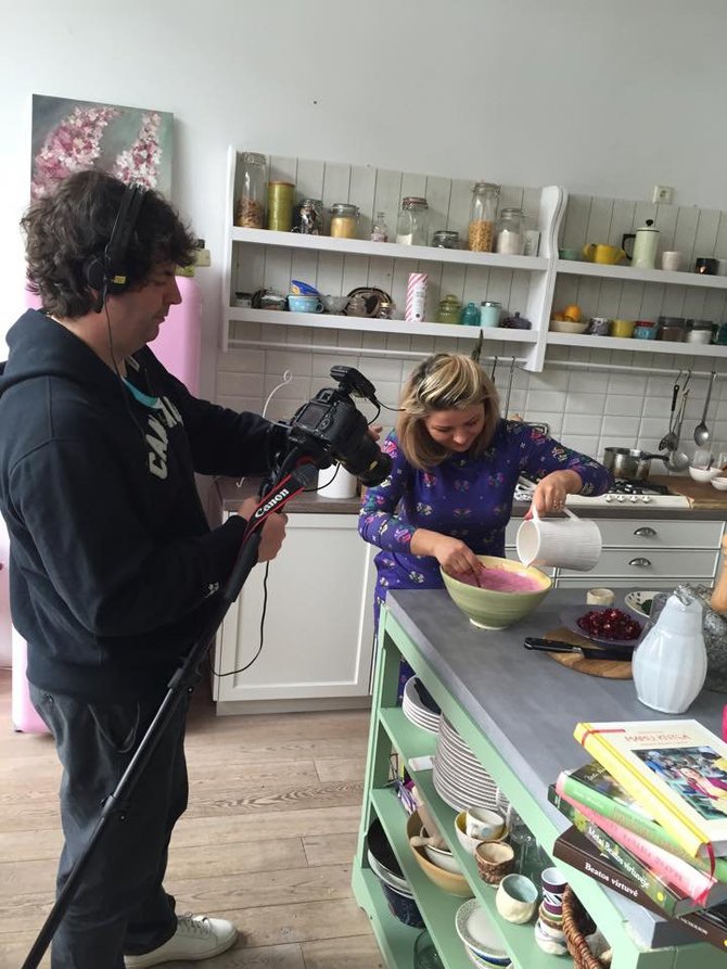 Beatos virtuvės nuotr. /Režisierius Franckas Ribière filmuoja šaltibarščių gaminimo procesą