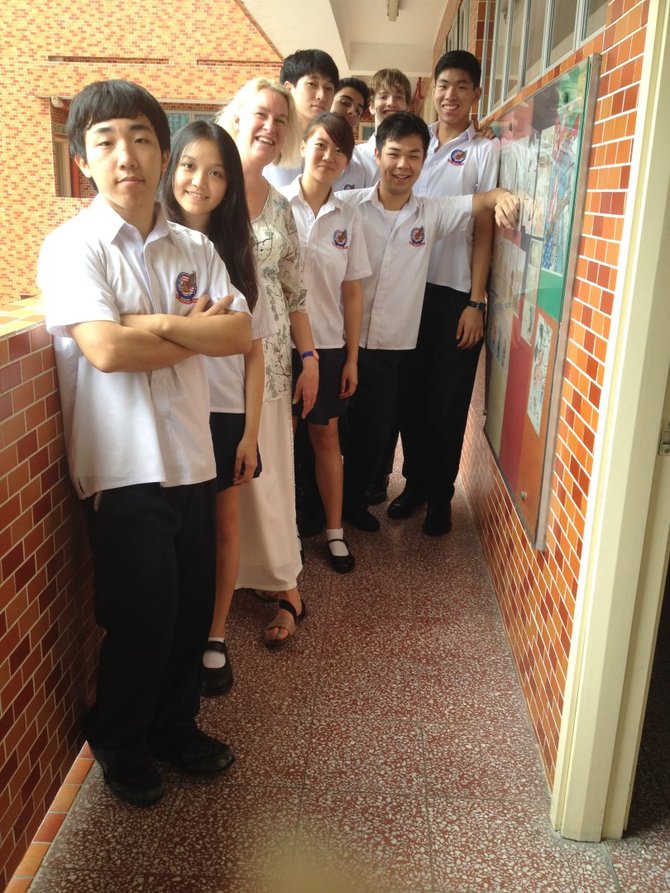 Laima Vincė su mokiniais Honkongo mokykloje 