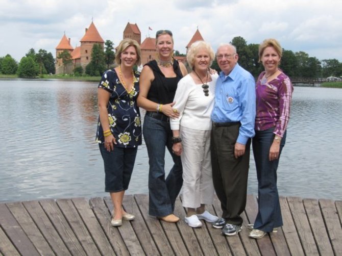 Su seserimis, mama ir tėveliu, a.a. Lietuvos Respublikos Generaliniu Garbės Konsulu Vytautu Čekanausku.