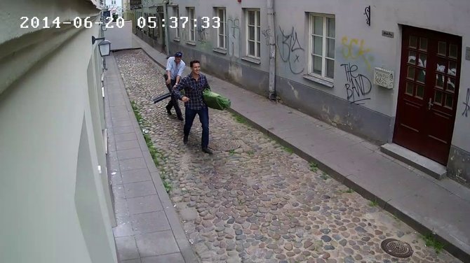 Vilniaus aps. VPK nuotr./Vaikinai, įtariami skėčio vagyste