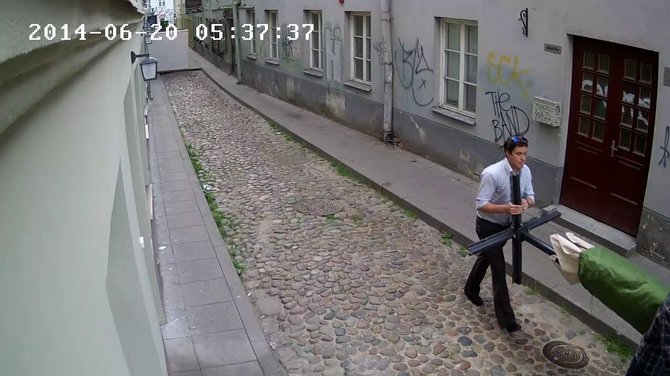 Vilniaus aps. VPK nuotr./Vaikinai, įtariami skėčio vagyste