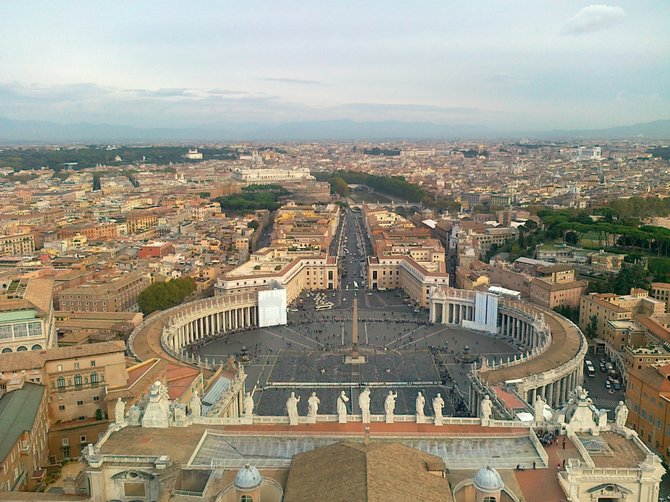 Vaizdas nuo Šv. Petro bazilikos į Vatikano aikštę ir Romą