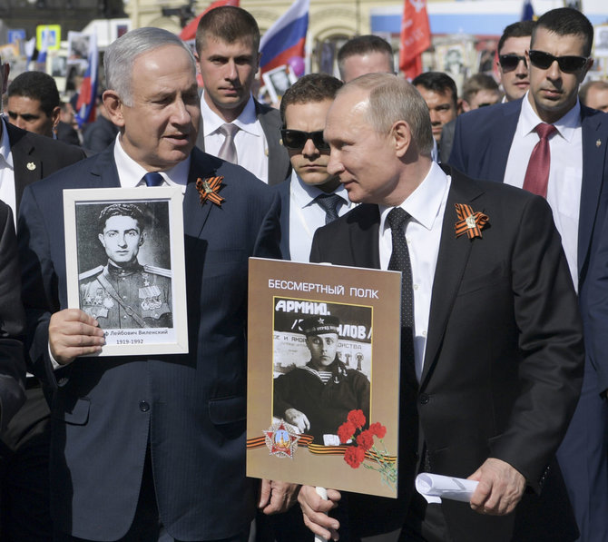 „Scanpix“/AP nuotr./Benjaminas Netanyahu ir Vladimiras Putinas Maskvoje minėjo Pergalės dieną