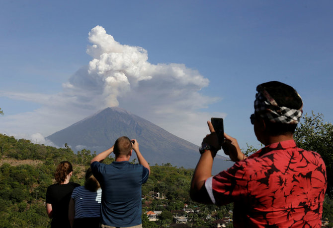 „Reuters“/„Scanpix“ nuotr./Balyje išsiveržus ugnikalniui įstrigo tūkstančiai turistų