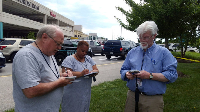 „Reuters“/„Scanpix“ nuotr./„Capital Gazette“ žurnalistas Patas Furgursonas dirbo ir po atakos