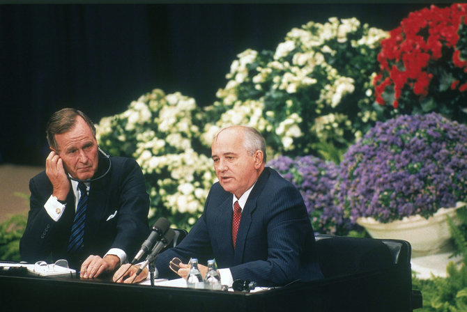 „Scanpix“/AP nuotr./George'as H.W.Bushas ir Michailas Gorbačiovas 1990 metais Helsinkyje