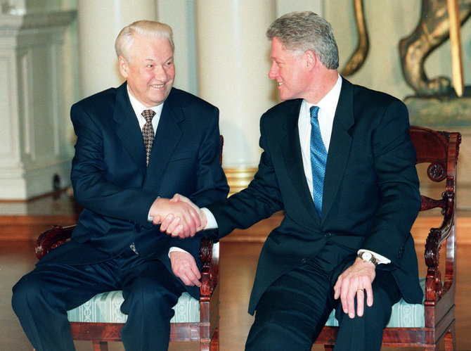 „Scanpix“/AP nuotr./Billas Clintonas ir Borisas Jelcinas Helsinkyje 1997 metais
