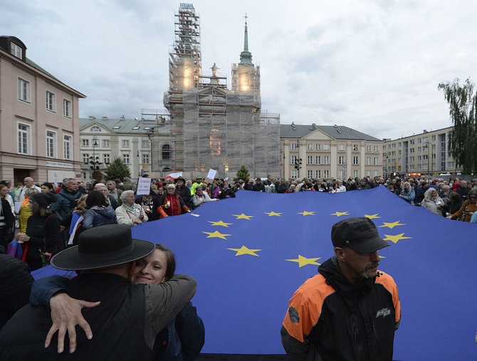 „Scanpix“/AP nuotr./Lenkai protestuoja prieš šalies vyriausybę