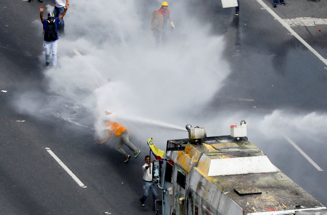 „Reuters“/„Scanpix“ nuotr./Protestai Venesueloje nusinešė dešimčių žmonių gyvybę