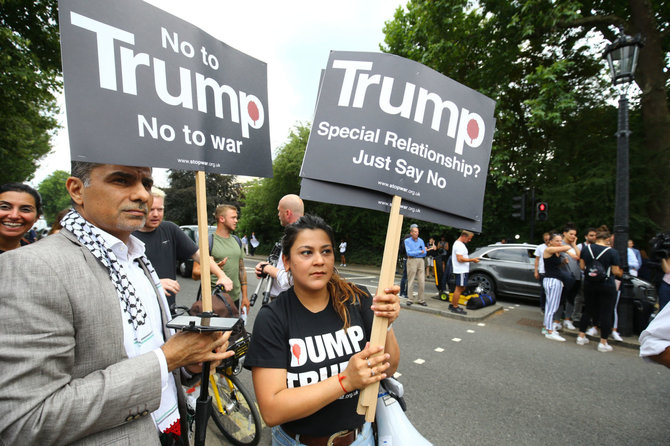 „Scanpix“/„PA Wire“/„Press Association Images“ nuotr./D.Trumpą Jungtinėje Karalystėje pasitiko ir protestuotojai