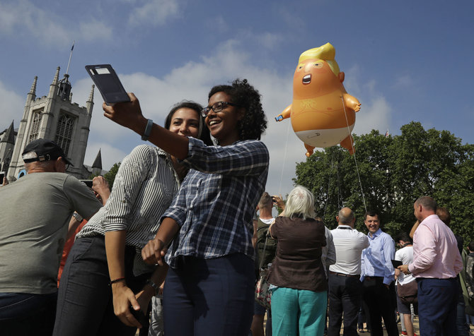 „Scanpix“/AP nuotr./Londone į orą pakilo didžiulis „Kūdikį Trumpą“ vaizduojantis balionas