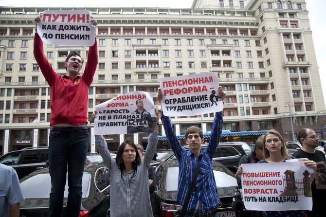 „Scanpix“/AP nuotr./Protestas prieš pensijų reformą prie Rusijos Valstybės Dūmos pastato