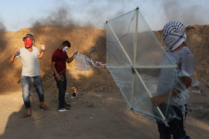 „Scanpix“/„SIPA“ nuotr./Palestiniečiai iš Gazos Ruožo leidžia padegamuosius aitvarus į Izraelio teritoriją