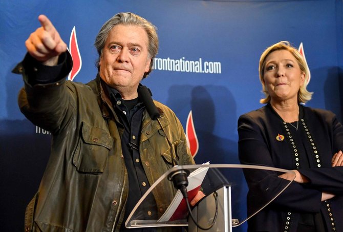 AFP/„Scanpix“ nuotr./Steve'as Bannonas ir Marine Le Pen