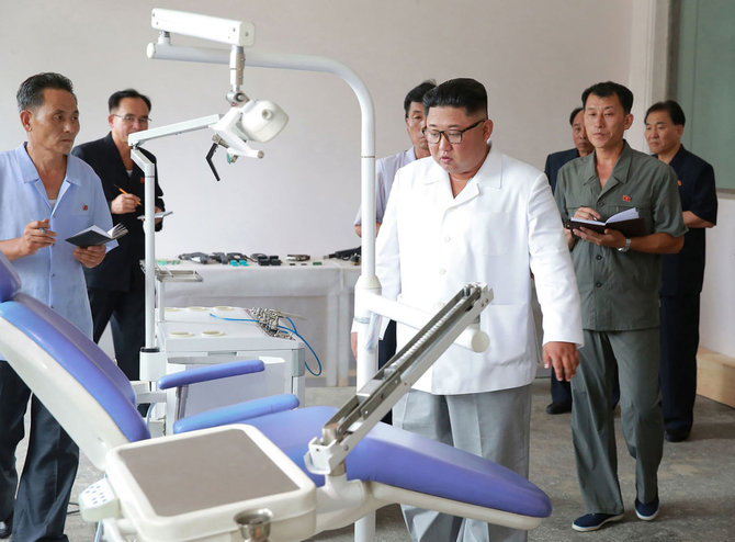 AFP/„Scanpix“ nuotr./Kim Jong Unas Mjohjangsano medicinos įrangos gamykloje