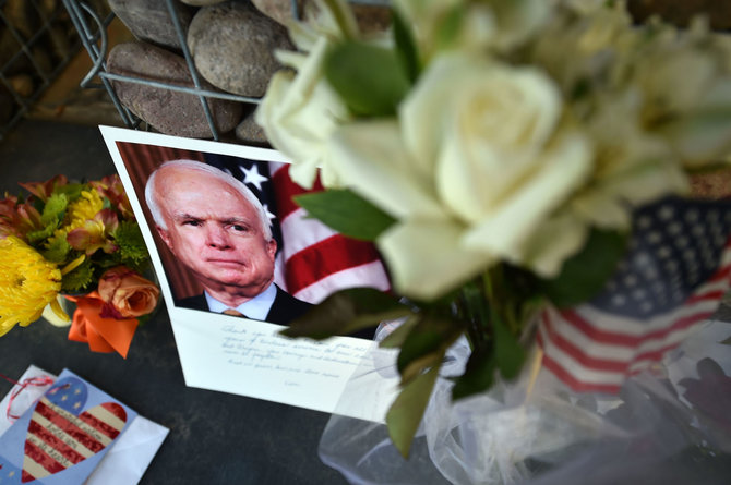 AFP/„Scanpix“ nuotr./Velionio JAV senatoriaus Johno McCaino pagerbimas