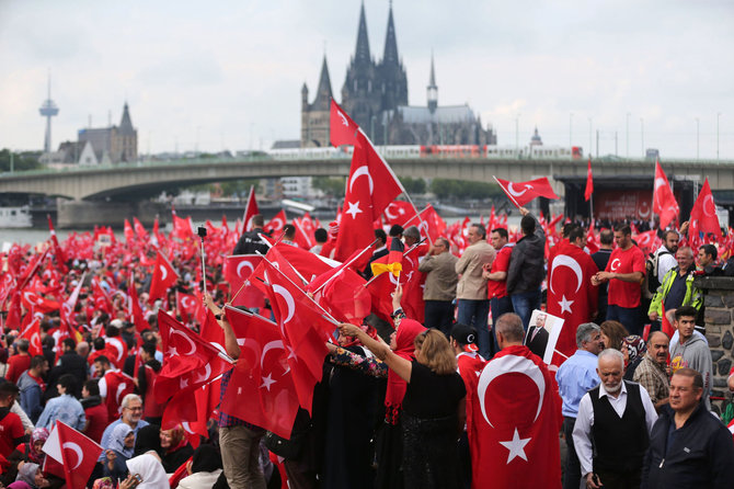 AFP/„Scanpix“ nuotr./30 tūkstančių R.T.Erdogano rėmėjų per renginį Kelne