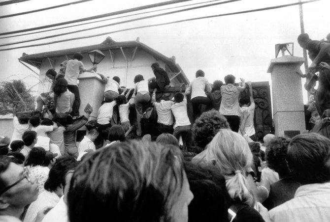 „Scanpix“/AP nuotr./Vietnamiečiai lipa per JAV ambasados tvorą, norėdami patekti į evakuaciją vykdančius sraigtasparnius