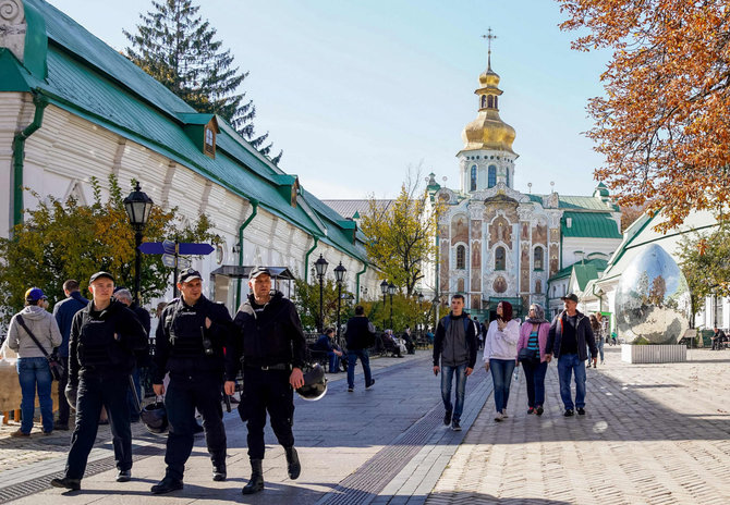 AFP/„Scanpix“ nuotr./Ukrainos policininkai prie Kijevo Pečorų lauros vienuolyno
