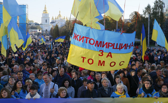 „Reuters“/„Scanpix“ nuotr./Ukrainiečiai dėkoja Konstantinopolio ekumeniniam patriarchatui