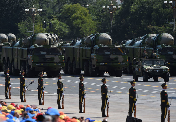 AFP/„Scanpix“ nuotr./Vidutinio nuotolio balistinės raketos kariniame parade Pekine