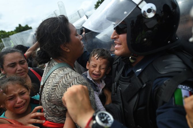 AFP/„Scanpix“ nuotr./Migrantai prie Gvatemalos ir Meksikos sienos