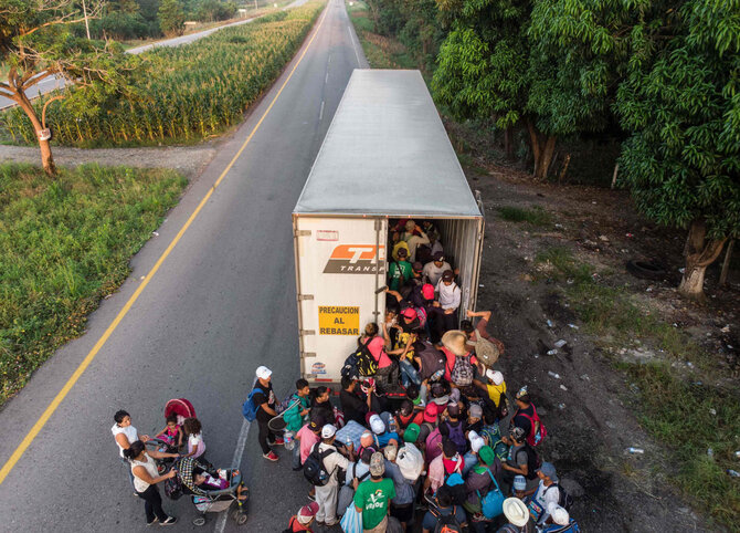 AFP/„Scanpix“ nuotr./Migrantai iš Hondūro per Meksiką keliauja JAV link