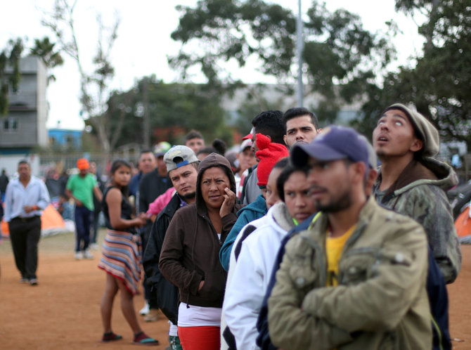 „Reuters“/„Scanpix“ nuotr./Migrantai Meksikos pasienio mieste Tichuanoje patinka toli gražu ne visiems vietos gyventojams