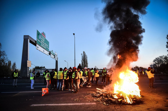 „Scanpix“/„SIPA“ nuotr./Prancūzijoje tęsiasi „geltonųjų liemenių“ protestai