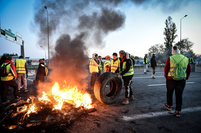 „Scanpix“/„SIPA“ nuotr./Prancūzijoje tęsiasi „geltonųjų liemenių“ protestai