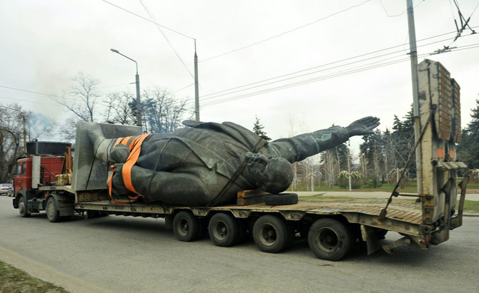 AFP/„Scanpix“ nuotr./Zaporožėje išmontuotas V.Lenino paminklas