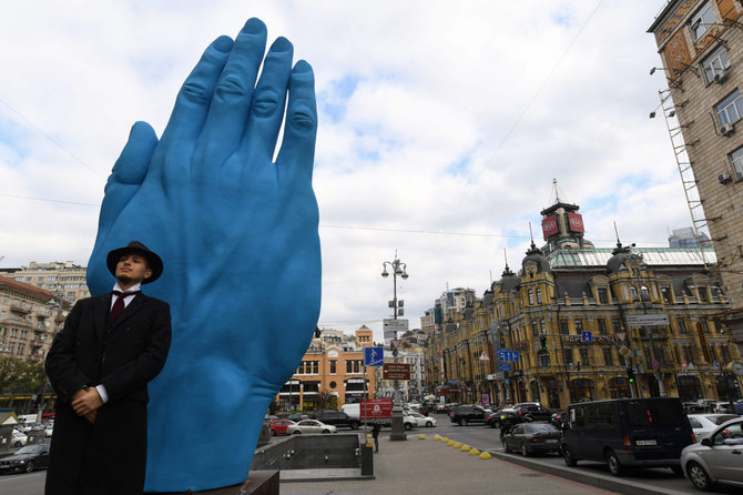 AFP/„Scanpix“ nuotr./V.Lenino statulas Ukrainos miestuose keičia meno instaliacijos, bet daugeliu atvejų paliktas savotiškas vakuumas