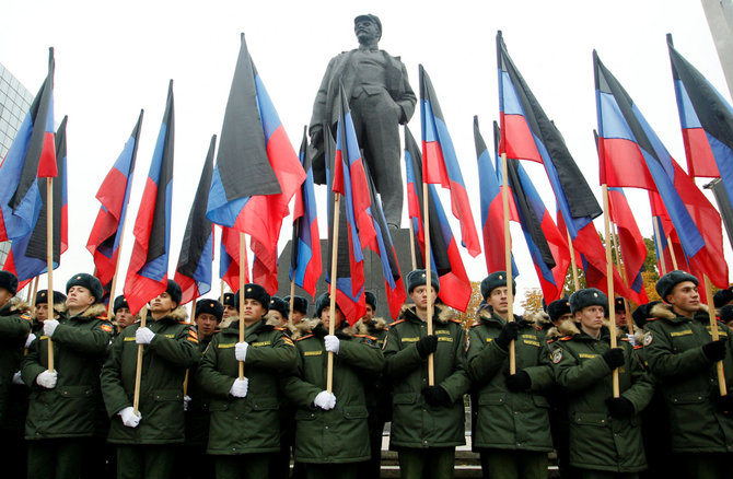 „Reuters“/„Scanpix“ nuotr./V.Lenino statulų dar labai daug užimtame Donecke